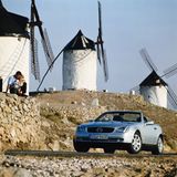 Mercedes SLK R 170  Perfektes Timing: Wenige Monate nachdem BMW die Roadster-Ära mit dem Z3 erfolgreich wiederbelebte, stellte Mercedes seinen SLK vor. Das Auto macht als wendiges Freizeitauto auch heute noch eine gute Figur und ist mittlerweile günstig zu haben. Gut gepflegte R 170er mit Laufleistungen um die 100.000 Kilometer werden schon für 7000 Euro angeboten. 
