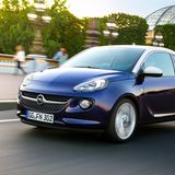 Opel Adam  Gebaut wird er seit Mai 2019 nicht mehr, beliebt ist er aber immer noch: Der Opel Adam - oder wie ihn Opel gern ausgesprochen hören würde: Ädäm. Der sympathische Kleinwagen hat durchaus das Potenzial zum Klassiker. Er sieht nicht nur von Außen unverwechselbar aus, sondern gerade von Innen: Sternen-Dachhimmel aus Leuchtdioden, Schachbrettmuster oder blauer Himmel. Opel wollte, dass sich die junge Zielgruppe so richtig in den Personalisierungsrausch fällt. Rund 90.000 Varianten wären möglich gewesen. Da sind künftig bestimmt auch ein paar ausgefallene Versionen als Liebhaberstücke auf  dem Markt. 