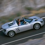 Opel Speedster  Nein, ein Verkaufserfolg war er nicht. Nach nur vier Jahren wurde 2005 die Produktion des Opel Roadsters eingestellt. Mit 10.000 Exemplaren hatte man kalkuliert, nur etwas über 7000 sind am Ende verkauft worden. Wer sich 2001 einen Speedster für 32.000 Euro gegönnt hatte, wird ihn heute für mindestens 20.000 Euro wieder los. Keine Geldanlage, aber erstaunlich wertstabil für ein Auto, dass eigentlich keiner braucht.  Der Speedster ist ein Liebhaberstück, weil es so wenige von ihm gibt, sein Design auch nach fast 20 Jahren wie ein reinrassiger Classic-Roadster ausschaut und er ein kompromissloses Spaßauto ist. Servolenkung? Gibt's nicht. Traktionskontrolle? Was ist das? Schaltung? Aber sicher - über Seilzüge. Kofferraum? Ausreichend für einen Rucksack, einen kleinen.  Unter dem vernieteten deutschen Blechkleid steckt ein Brite: ein Lotus Elise.  