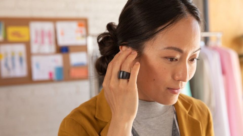 Eine Frau mit dem neuen Echo Loop - ein smarter Ring mit Alexa-Anbindung