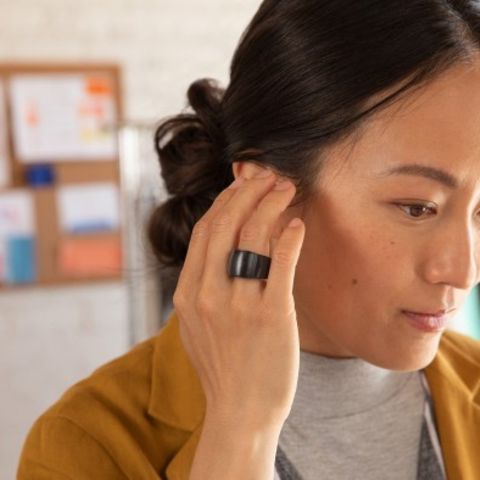 Eine Frau mit dem neuen Echo Loop - ein smarter Ring mit Alexa-Anbindung