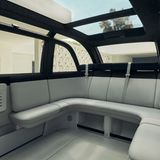 Der Bus von Canoo hat eine Sitzecke, wie in einer Bar.