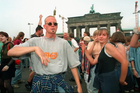 Zwei junge Menschen tanzen bei der Love Parade 1996