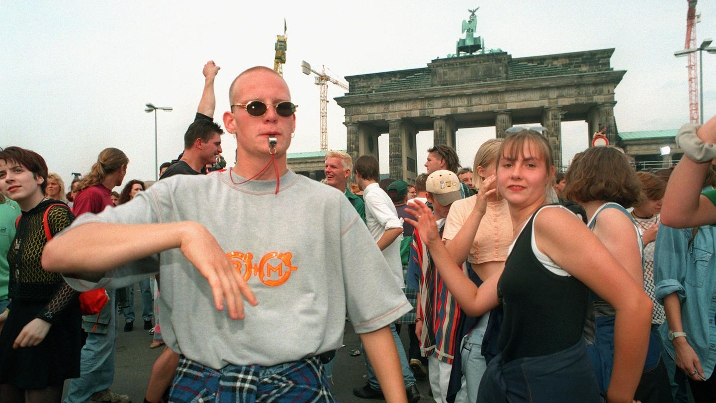 Zwei junge Menschen tanzen bei der Love Parade 1996