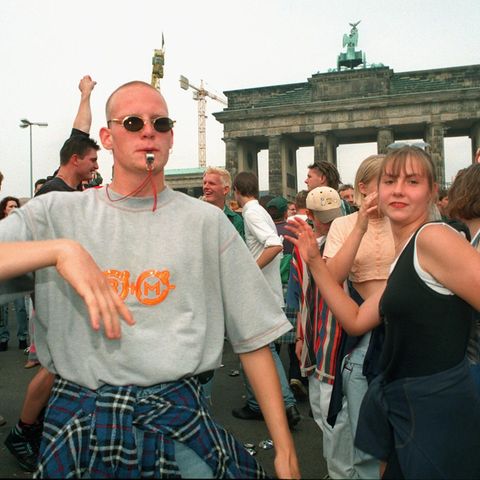 Zwei junge Menschen tanzen bei der Love Parade 1996