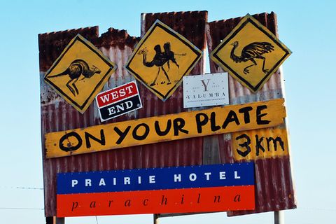 Entdeckungsreise auf dem Teller: Känguru-, Kamel- und Straußenfleisch stehen im Prairie Hotel in South Australia auf der Speisekarte.