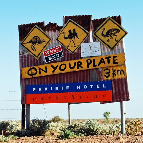 Entdeckungsreise auf dem Teller: Känguru-, Kamel- und Straußenfleisch stehen im Prairie Hotel in South Australia auf der Speisekarte.