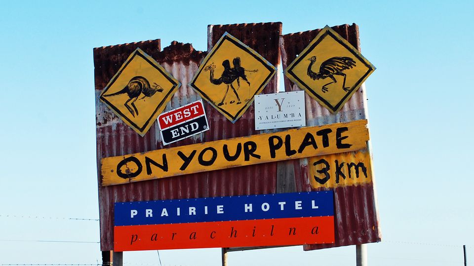 Entdeckungsreise auf dem Teller: Känguru-, Kamel- und Straußenfleisch stehen im Prairie Hotel in South Australia auf der Speisekarte.