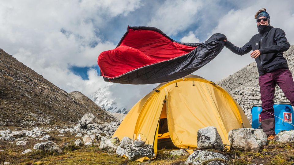 Der Bergsteiger Jost Kobusch steht 2017 im Basislager (5090m) des Nangpai Gosum II, den er später als erster Mensch bestieg Der Bergsteiger Jost Kobusch steht 2017 im Basislager (5090m) des Nangpai Gosum II, den er später als erster Mensch bestieg