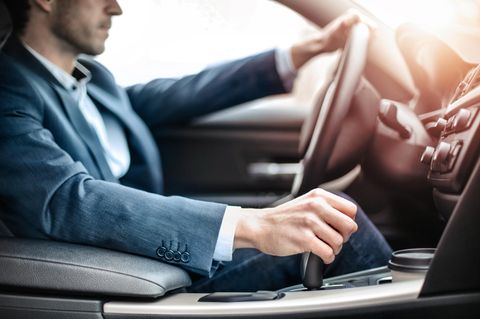 Mann fährt im Auto