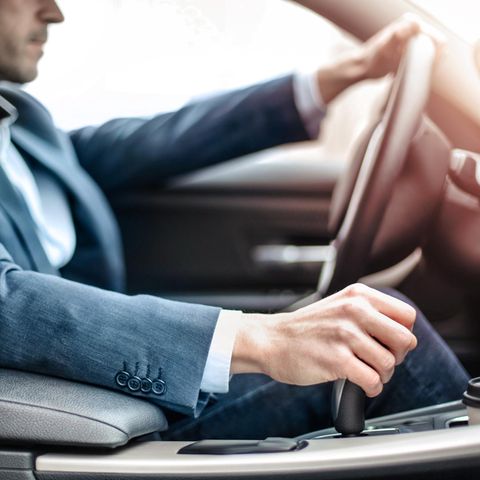 Mann fährt im Auto