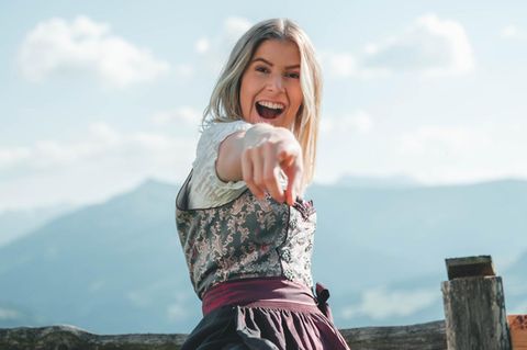 frau im dirndl