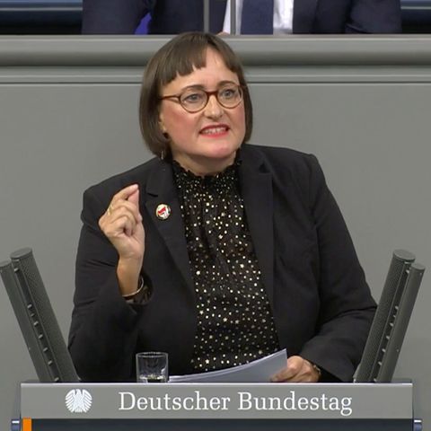 Aufregung im Bundestag: Antifa-Anstecker: Kubicki rügt Linken-Politikerin – dann geht der Ärger erst richtig los