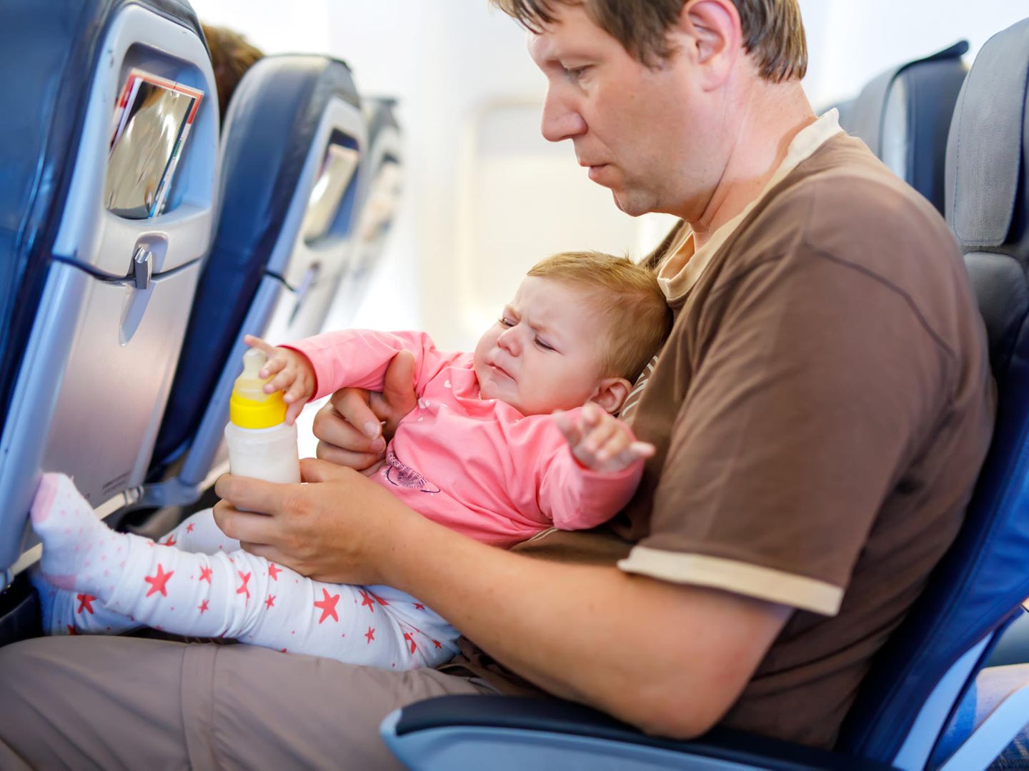 Vorsicht Baby an Bord: Eine Airline warnt, wo Kleinkinder sitzen