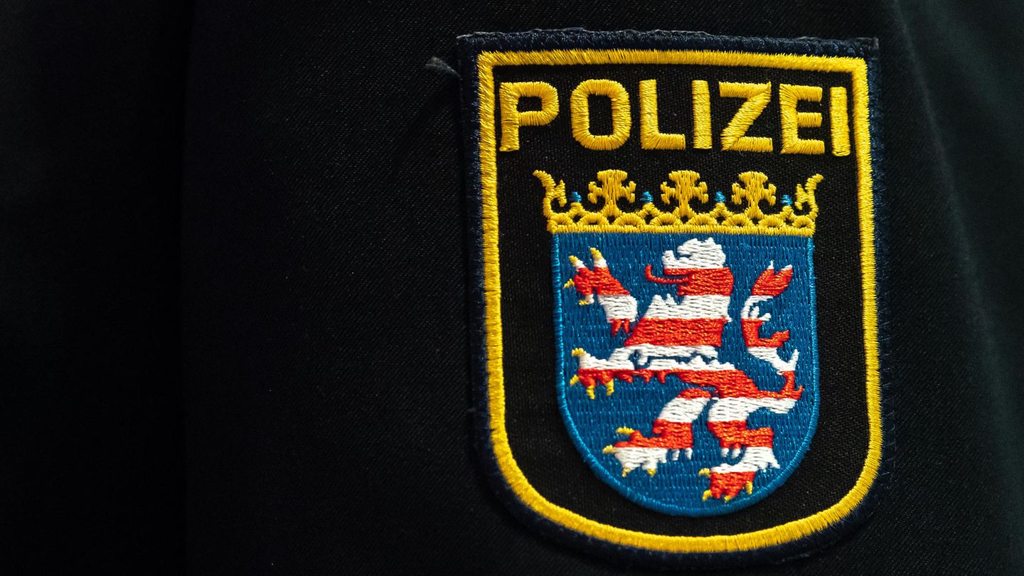 Auf dem Ärmel einer dunkelblauen Uniformjacke prangt das Wappen der Polizei Hessen