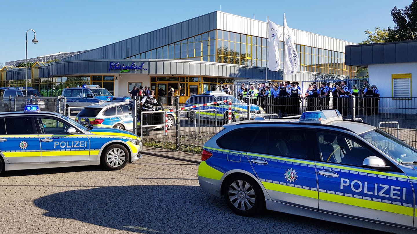 Zahlreiche Polizeifahrzeuge stehen am späten Nachmittag vor dem Rheinbad