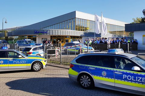Zahlreiche Polizeifahrzeuge stehen am späten Nachmittag vor dem Rheinbad