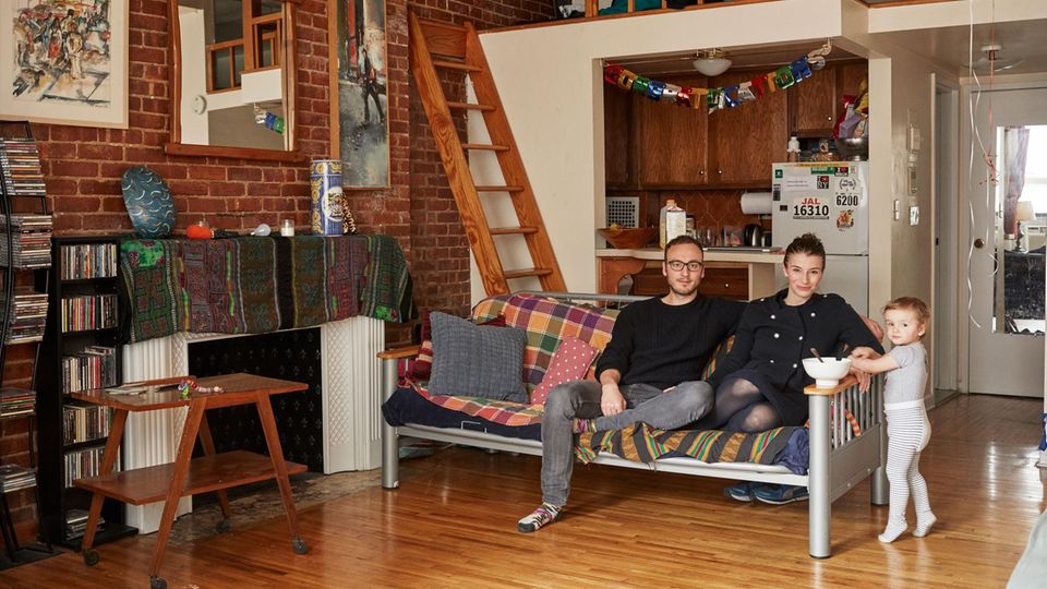 New York : In jeder New Yorker Wohnung ließ die Kleinfamilie ein Foto von sich machen. Meistens auf dem Sofa – ihrem Lieblingsmöbelstück In jeder New Yorker Wohnung ließ die Kleinfamilie ein Foto von sich machen. Meistens auf dem Sofa – ihrem Lieblingsmöbelstück