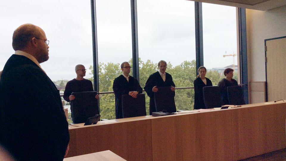 Vier Jahre und sechs Monate Haft "ist eine sehr, sehr milde Strafe", sagt der Richter bei der Urteilsverkündung