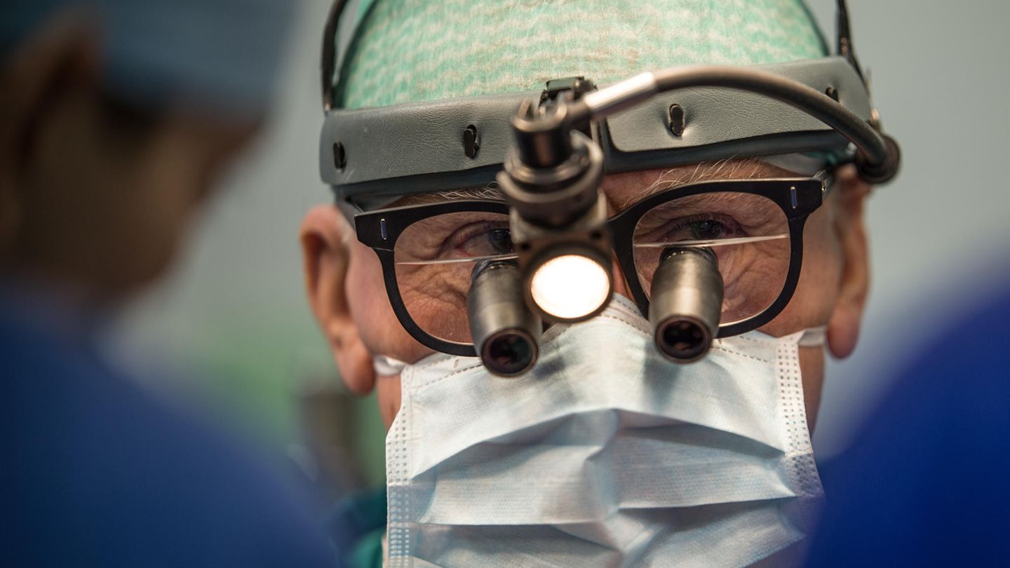 Köln: Gekündigt während der Hirn-OP? Arzt klagt gegen Klinik