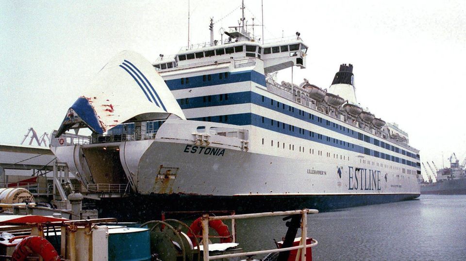  Mit geöffneter Bugklappe: Passagierfähre "Estonia" in den Docks in Tallinn am Estliner Fährterminal
