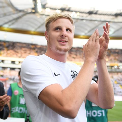 Martin Hinteregger klatscht bei seiner Präsentation in der Commerzbankl-Arena neben Frankfurt-Boss Fredi Bobic Beifall