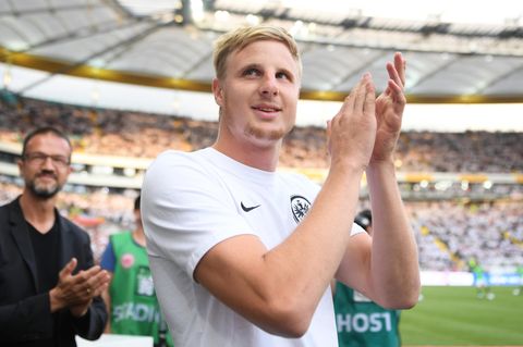 Martin Hinteregger klatscht bei seiner Präsentation in der Commerzbankl-Arena neben Frankfurt-Boss Fredi Bobic Beifall