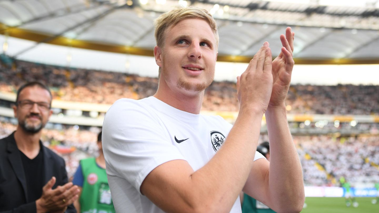Martin Hinteregger klatscht bei seiner Präsentation in der Commerzbankl-Arena neben Frankfurt-Boss Fredi Bobic Beifall