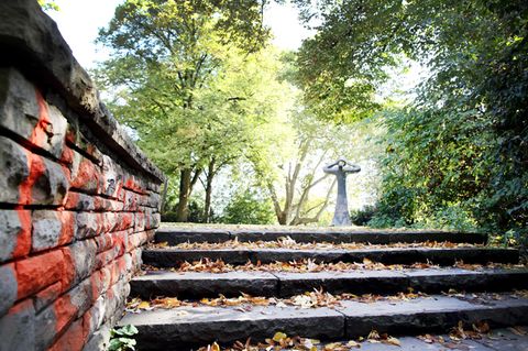 Eine Anhöhe im Düsseldorfer Hofgarten. Hier soll die 51-jährige Frau vergewaltigt worden sein.