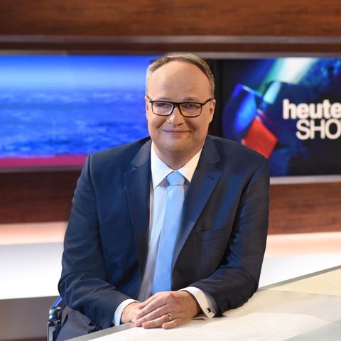 Oliver Welke, Moderator der "heute-show" (ZDF) sitzt in der Kulisse der Sendung