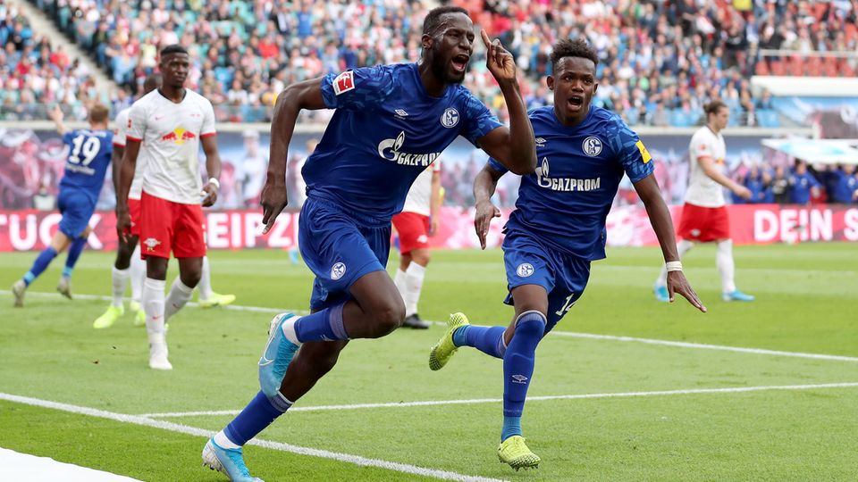 Schalke im Herzen: Salif Sané trifft zuerst gegen Leipzig, es folgen noch zwei weitere Treffer der Königsblauen Schalke im Herzen: Salif Sané trifft zuerst gegen Leipzig, es folgen noch zwei weitere Treffer der Königsblauen