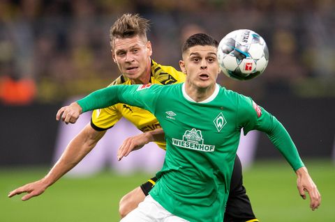 Bremens Milot Rashica (vorn) im Zweikampf mit Dortmunds Lukasz Piszczek 