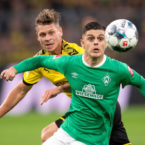 Bremens Milot Rashica (vorn) im Zweikampf mit Dortmunds Lukasz Piszczek 