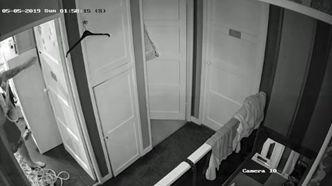 Links im Bild ist zu sehen, wie Stefan C. die Schlinge über die Tür wirft.