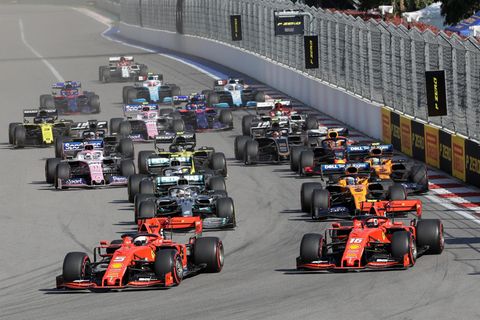 Sebastian Vettel biegt nach einem perfekten Start als Erster in die Kurve