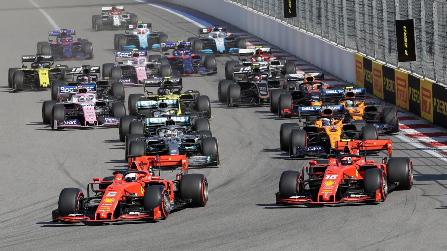 Sebastian Vettel biegt nach einem perfekten Start als Erster in die Kurve