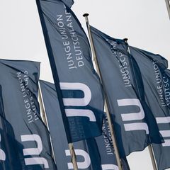 Fahnen mit dem Logo der Jungen Union (JU)