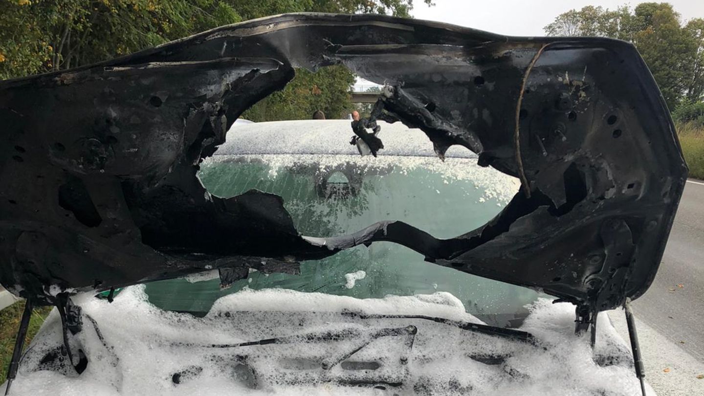 Ein Blick auf den Motorraum eines PKW, der nach erheblichen Brand mit Löschschaum bedeckt ist