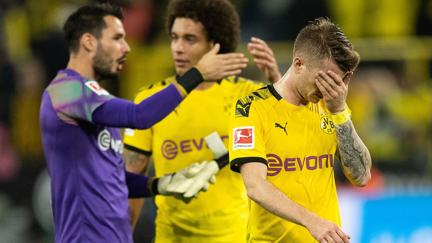 Ein Bild, dass alles über den BVB sagt: Nach dem verschenkten Sieg gegen Bremen hält sich Marco Reus die Hand vor das Gesicht