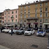 Nicht überall umzingelten Menschentrauben die Fahrzeuge