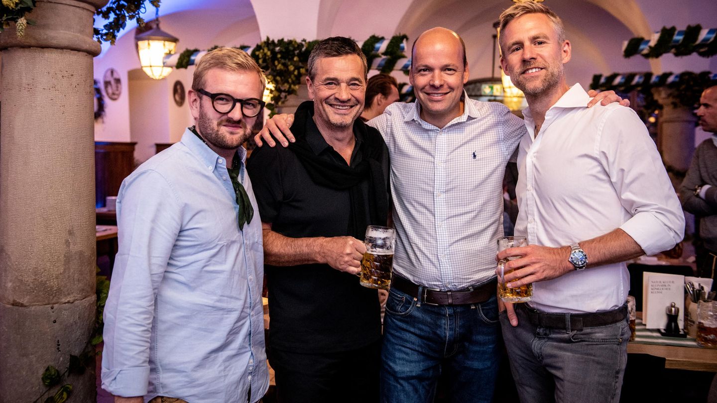 Nils Hardtke (Douglas), Michael Betzelt (E.A. Cosmetics), Horst von Buttlar (G+J) und Björn Strumann (COTY) beim zünftigen Abend im Braustübl.