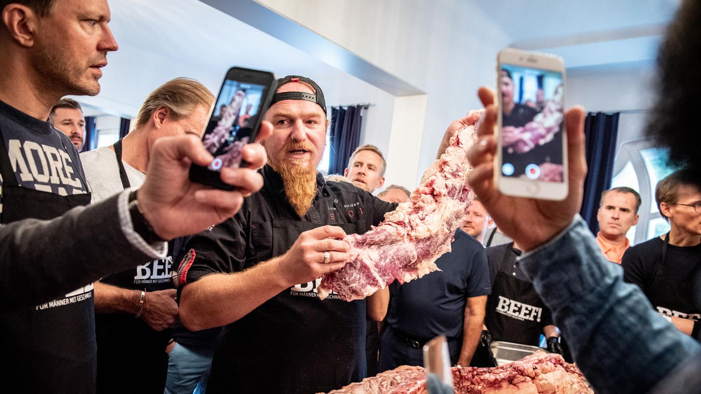 Mit den Handys halten die interessierten Buddies den BEEF-Profi-Zerlegeworkshop mit Ludwig "Lucki" Maurer fest.