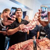 Mit den Handys halten die interessierten Buddies den BEEF-Profi-Zerlegeworkshop mit Ludwig "Lucki" Maurer fest.
