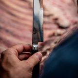 Ausgestattet mit sehr guten Profi-Messern von kai Europe machen sich die Gäste beim BEEF-Workshop unter Leitung von Jan Spielhagen (G+J) ans Zerlegen des Wagyu-Rinds.