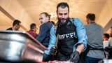 Schauspieler Manuel Cortez macht sich wie ein Profi ans Werk.