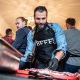 Schauspieler Manuel Cortez macht sich wie ein Profi ans Werk.