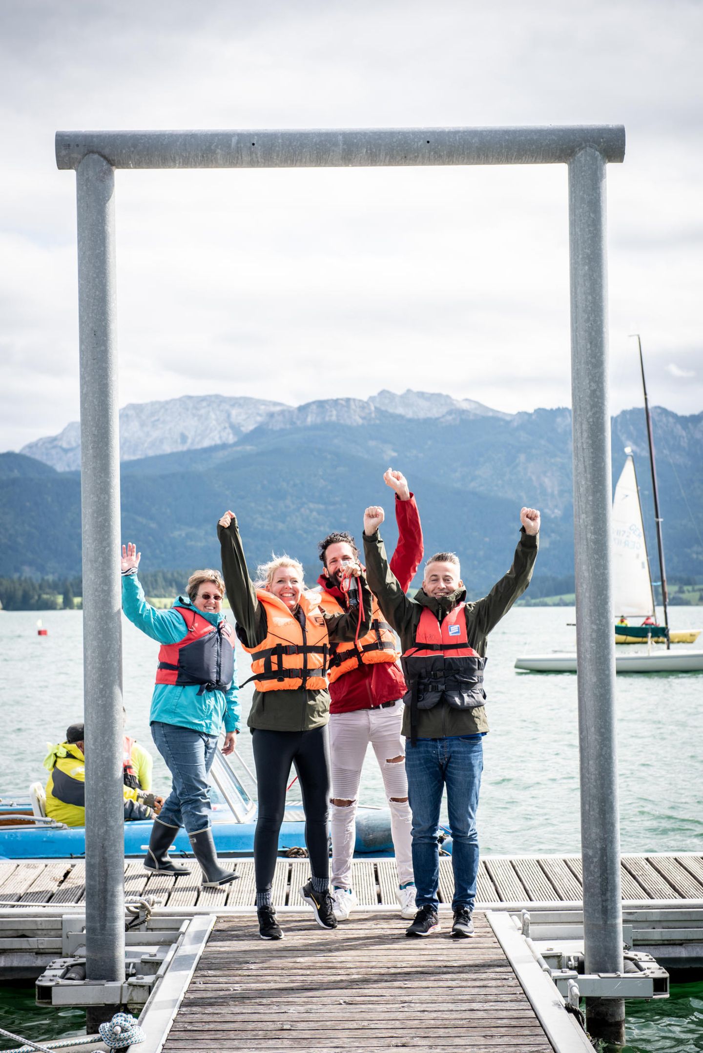 Nach der Regatta freuen sich (Astrid Bleeker (G+J), Marcello Concilio (Ernsting’s Family) und Dirk Ueberbach (G+J) wieder festen Boden unter den Füßen zu haben.