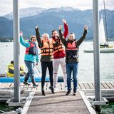 Nach der Regatta freuen sich (Astrid Bleeker (G+J), Marcello Concilio (Ernsting’s Family) und Dirk Ueberbach (G+J) wieder festen Boden unter den Füßen zu haben.