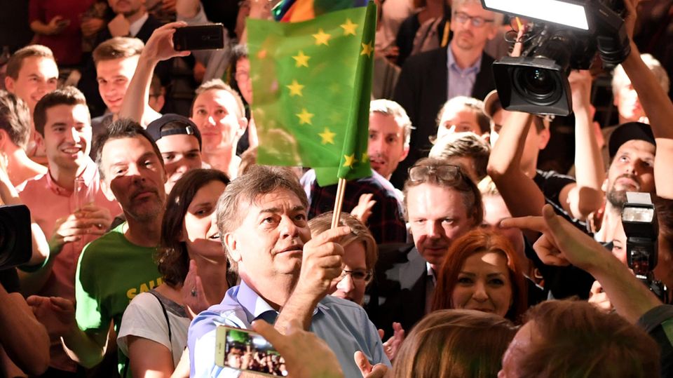 Werner Kogler schwenkt die europäische-grüne Flagge der Grünen in Österreich Werner Kogler schwenkt die europäische-grüne Flagge der Grünen in Österreich