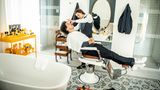 Boris Entrup genießt eine wohltuende Barberbehandlung von Acqua di Parma.